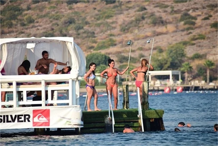 Güzel oyuncu Betül Şahin bikinili yakalandı!