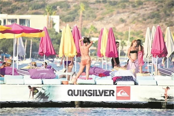 Güzel oyuncu Betül Şahin bikinili yakalandı!