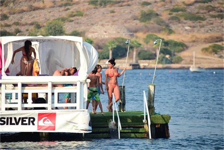 Güzel oyuncu Betül Şahin bikinili yakalandı!