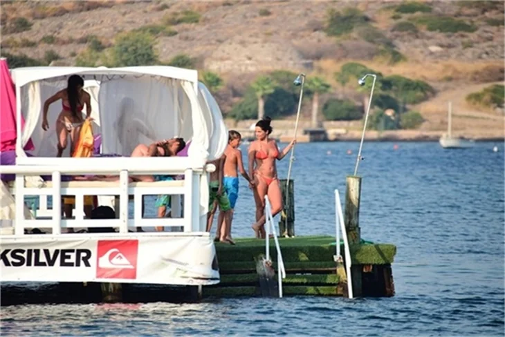 Güzel oyuncu Betül Şahin bikinili yakalandı!