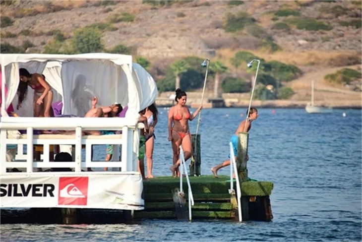 Güzel oyuncu Betül Şahin bikinili yakalandı!