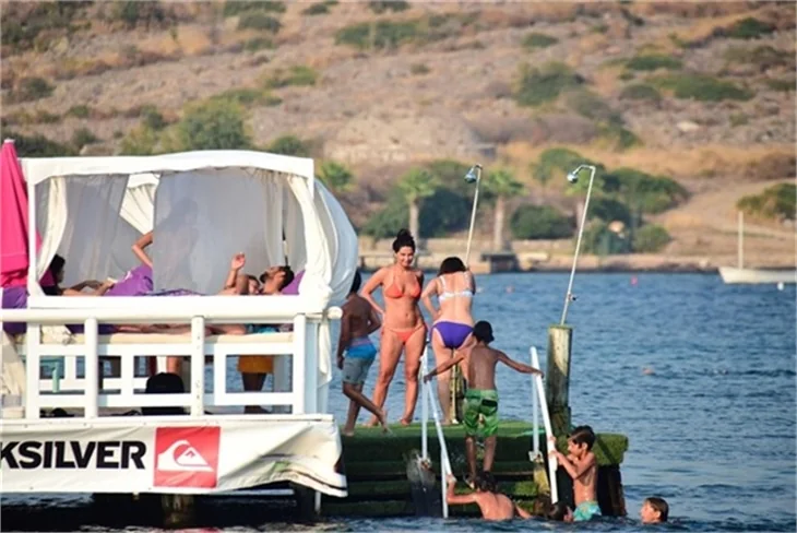 Güzel oyuncu Betül Şahin bikinili yakalandı!