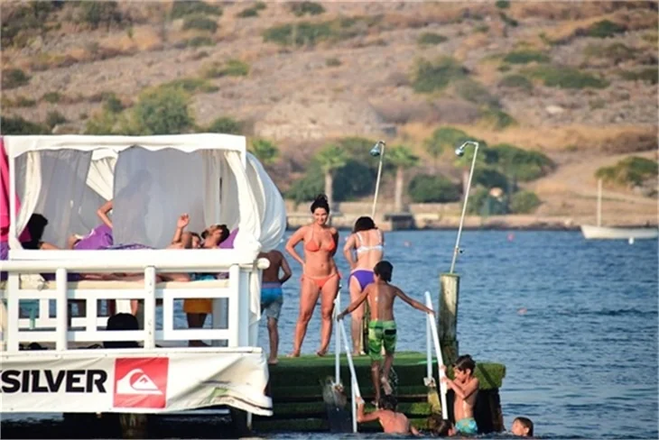 Güzel oyuncu Betül Şahin bikinili yakalandı!