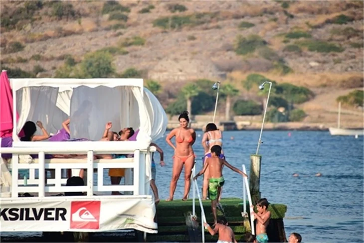 Güzel oyuncu Betül Şahin bikinili yakalandı!