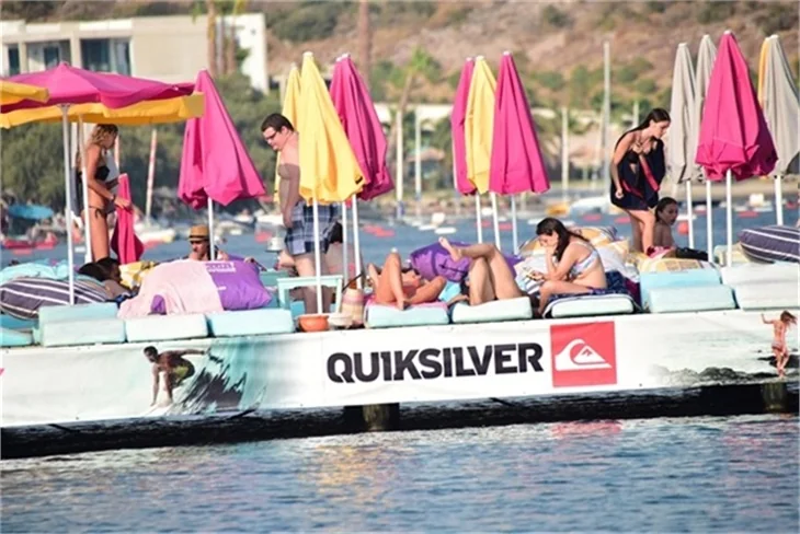 Güzel oyuncu Betül Şahin bikinili yakalandı!