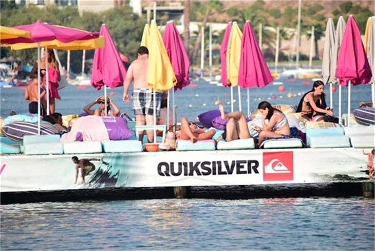 Güzel oyuncu Betül Şahin bikinili yakalandı!