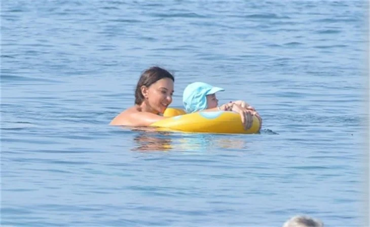 Hande Ataizi oğlu Aslan'la denizde