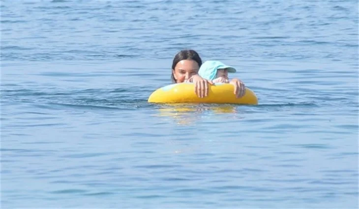 Hande Ataizi oğlu Aslan'la denizde