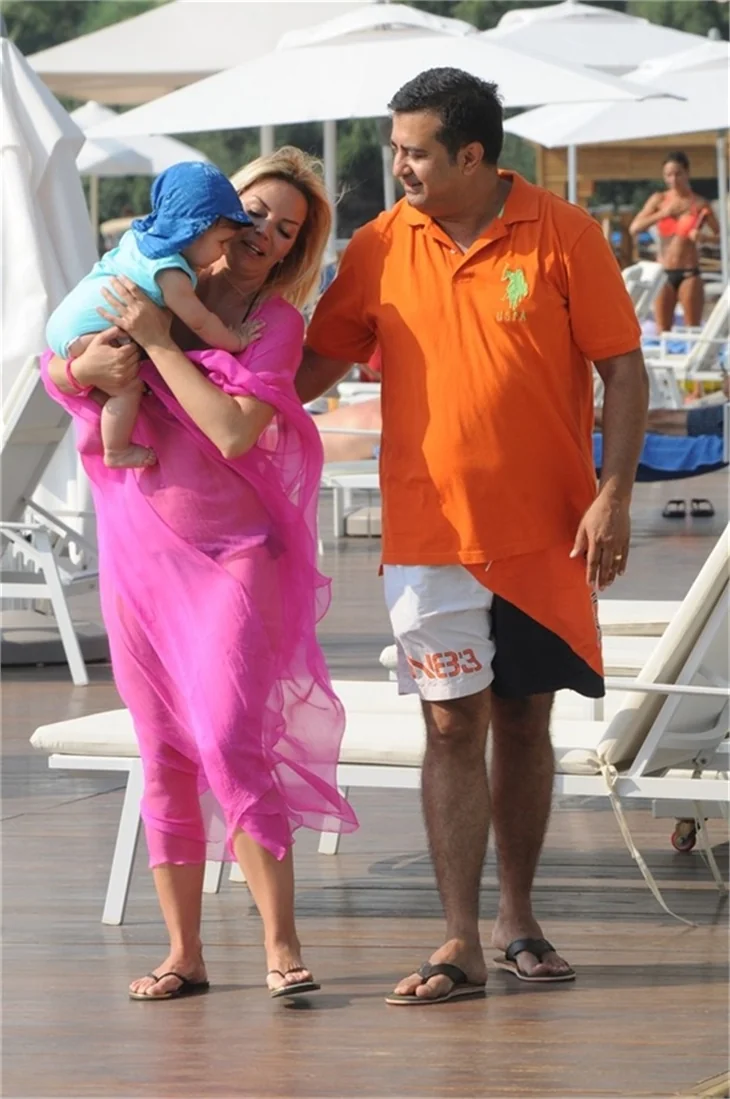 Şarkıcı Seda Üren ailesiyle tatilde