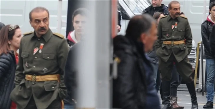 Yılmaz Erdoğan'dan Cem Yılmaz'a gönderme