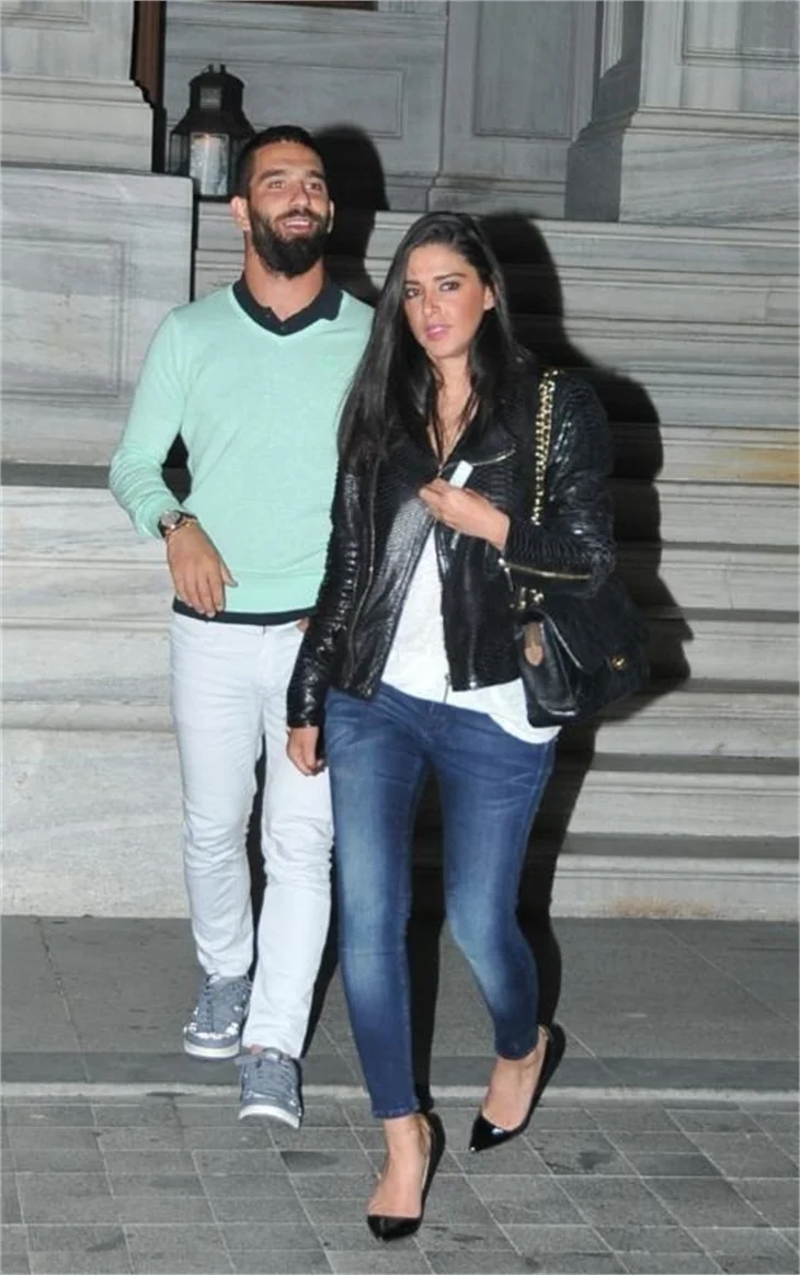 Arda Turan'dan Aslıhan Doğan'a romantik hediye