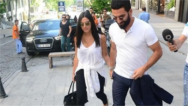 Arda Turan'dan Aslıhan Doğan'a romantik hediye