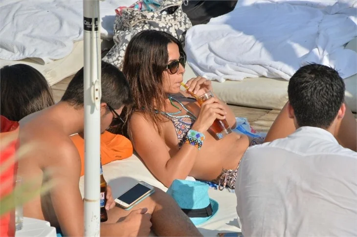 Ve Simge Sağın da bikinili yakalandı