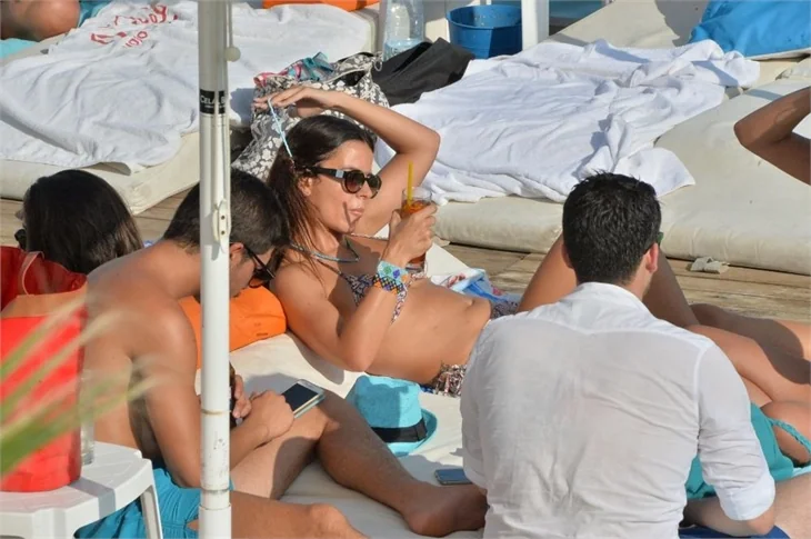 Ve Simge Sağın da bikinili yakalandı