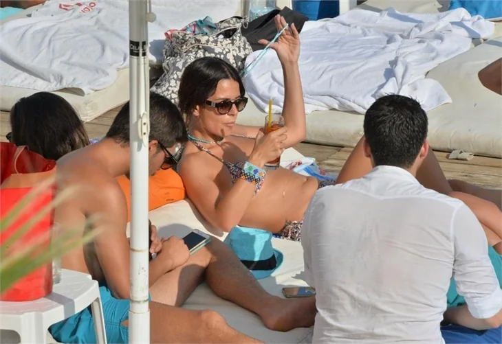 Ve Simge Sağın da bikinili yakalandı