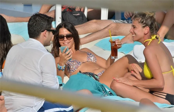 Ve Simge Sağın da bikinili yakalandı