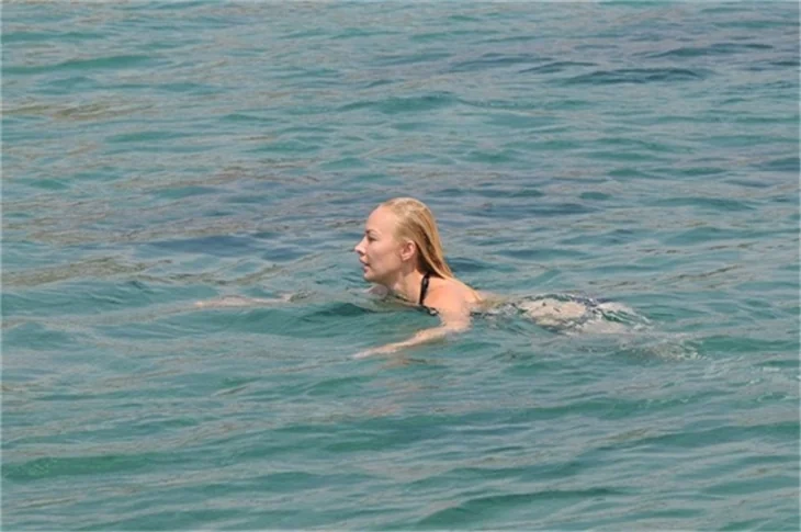 Aylin Coşkun'dan plajda şov!