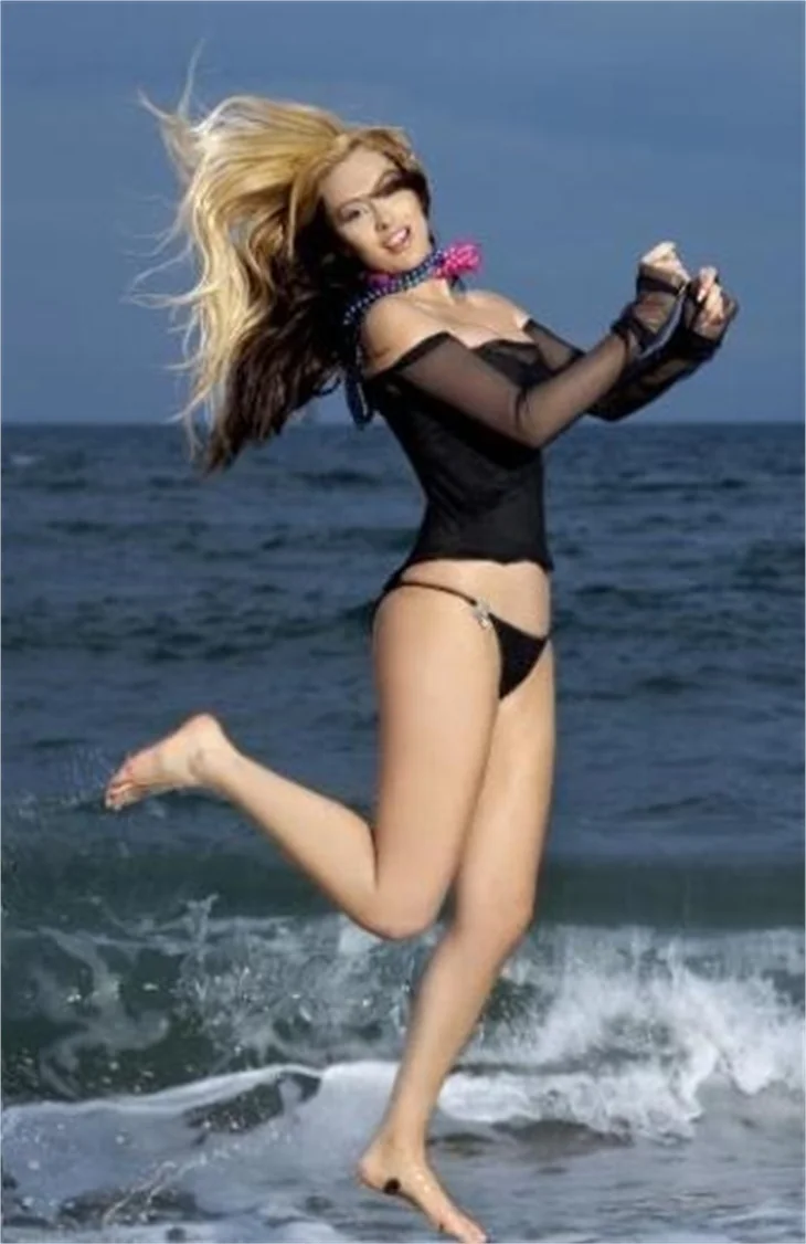 Aylin Coşkun'dan plajda şov!