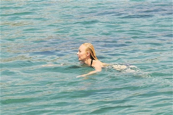 Aylin Coşkun'dan plajda şov!