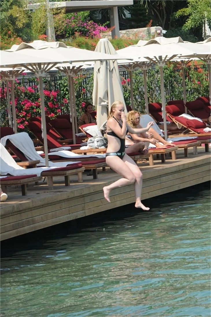 Aylin Coşkun'dan plajda şov!