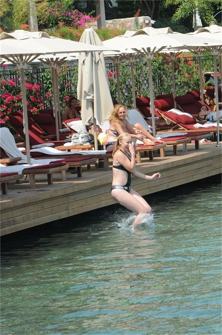 Aylin Coşkun'dan plajda şov!