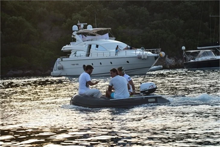 Aylin Coşkun'dan plajda şov!