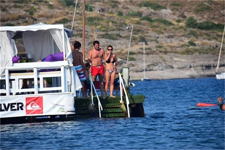 Özge Özberk'in sevgilisi ile tatil keyfi