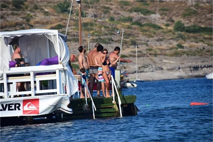 Özge Özberk'in sevgilisi ile tatil keyfi