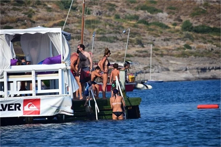 Özge Özberk'in sevgilisi ile tatil keyfi