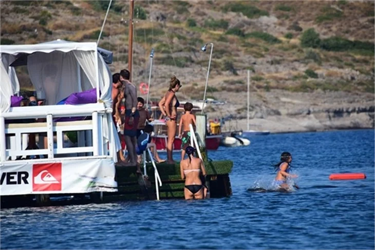 Özge Özberk'in sevgilisi ile tatil keyfi