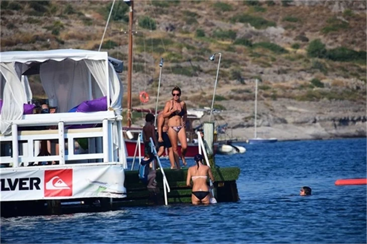 Özge Özberk'in sevgilisi ile tatil keyfi
