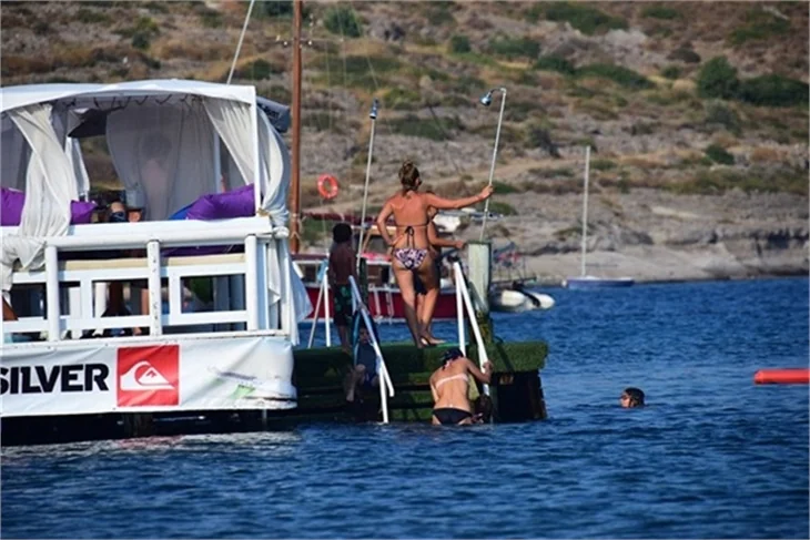 Özge Özberk'in sevgilisi ile tatil keyfi