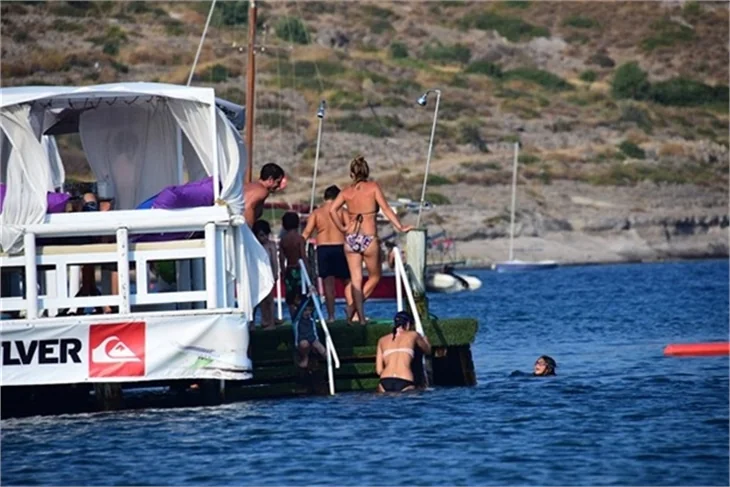 Özge Özberk'in sevgilisi ile tatil keyfi