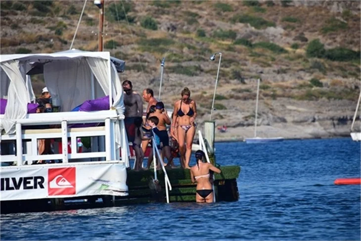 Özge Özberk'in sevgilisi ile tatil keyfi