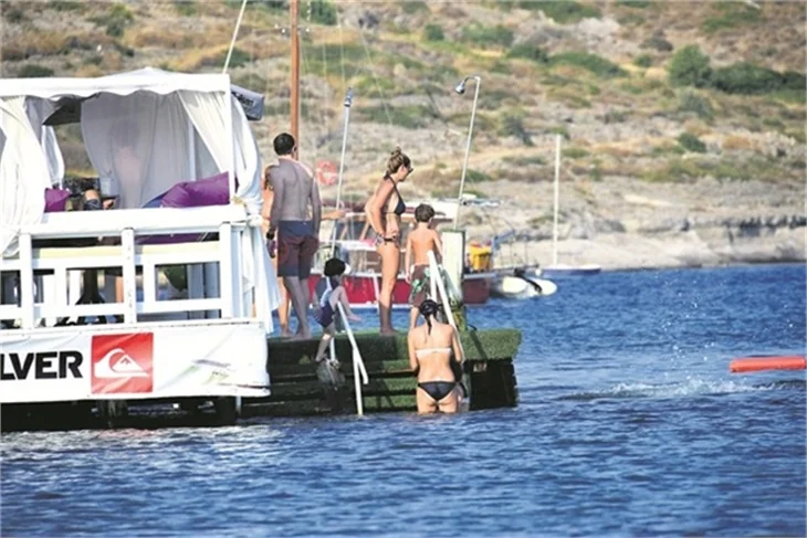 Özge Özberk'in sevgilisi ile tatil keyfi