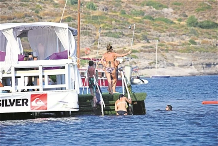 Özge Özberk'in sevgilisi ile tatil keyfi