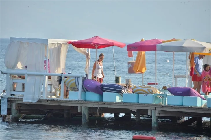 Özge Özberk'in sevgilisi ile tatil keyfi