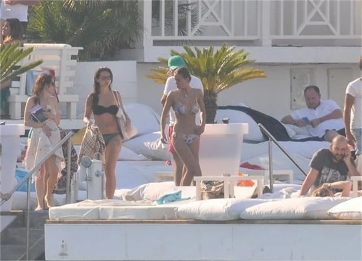 Özlem Yılmaz da bikinili yakalandı!