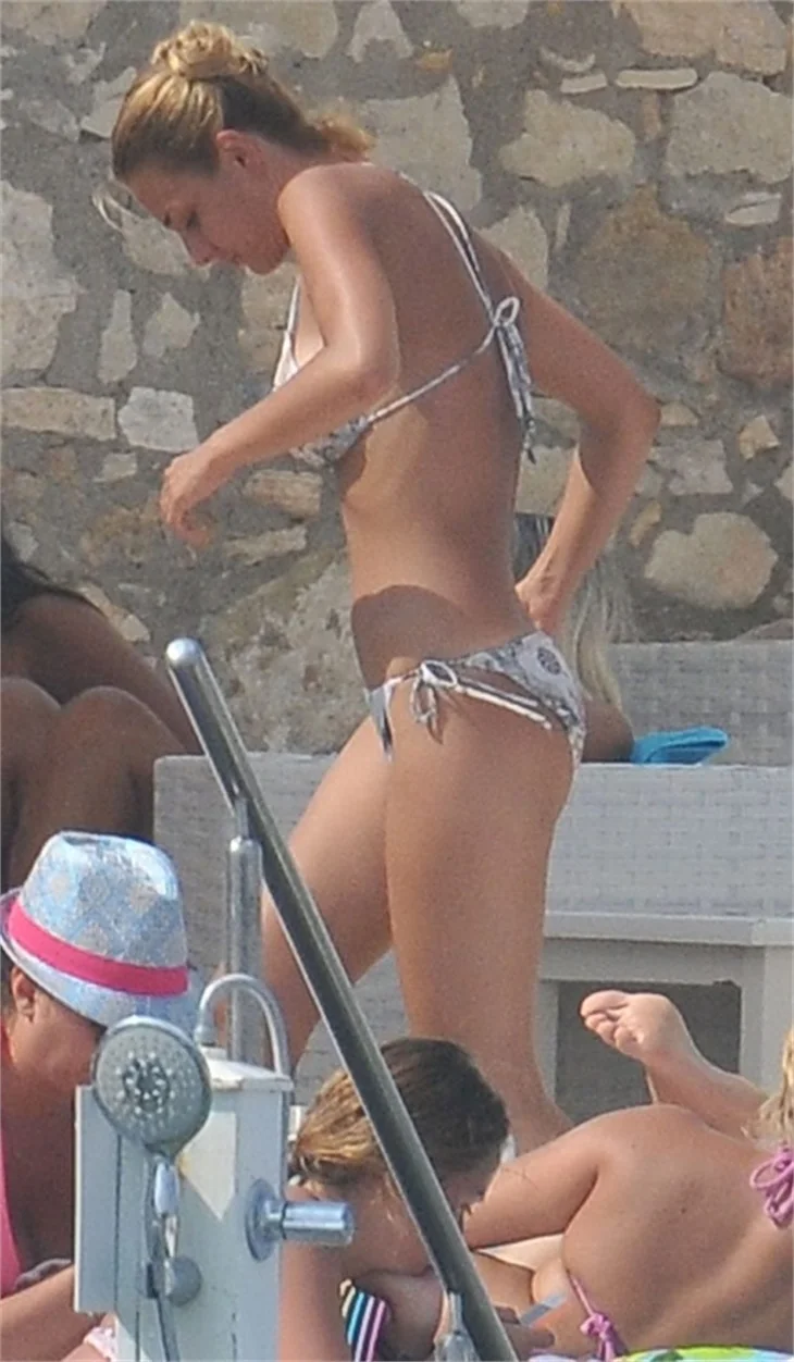 Özlem Yılmaz da bikinili yakalandı!