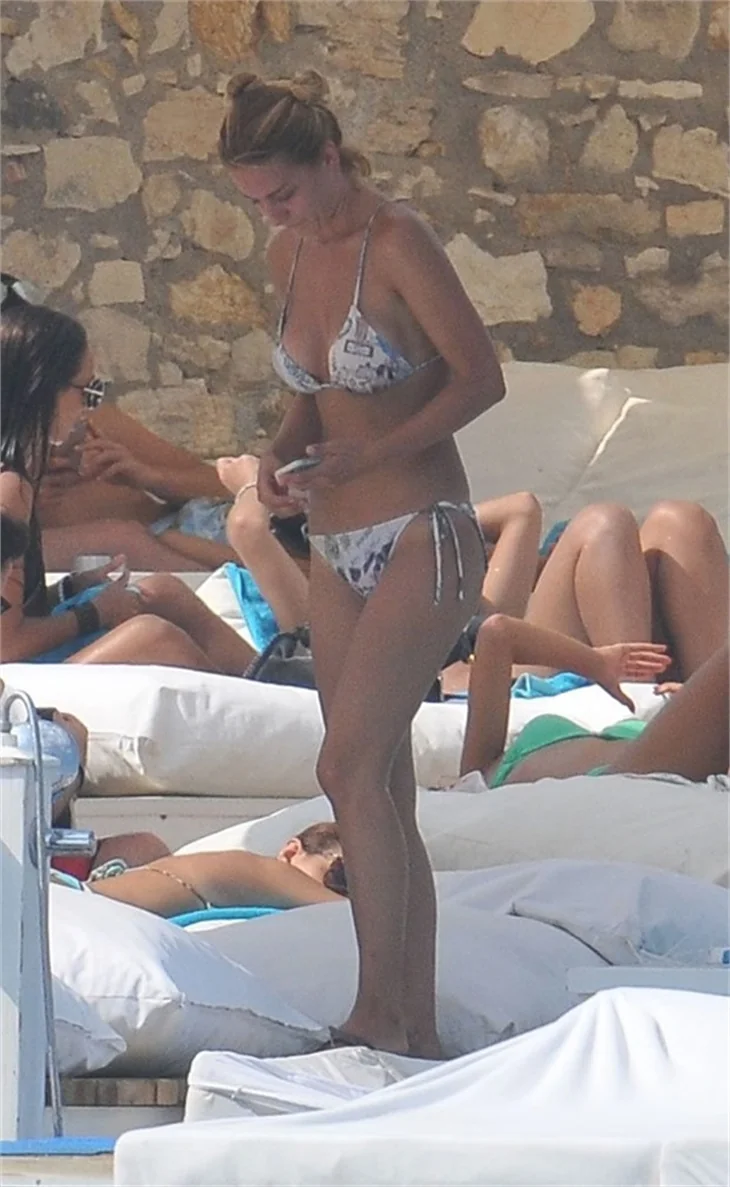 Özlem Yılmaz da bikinili yakalandı!