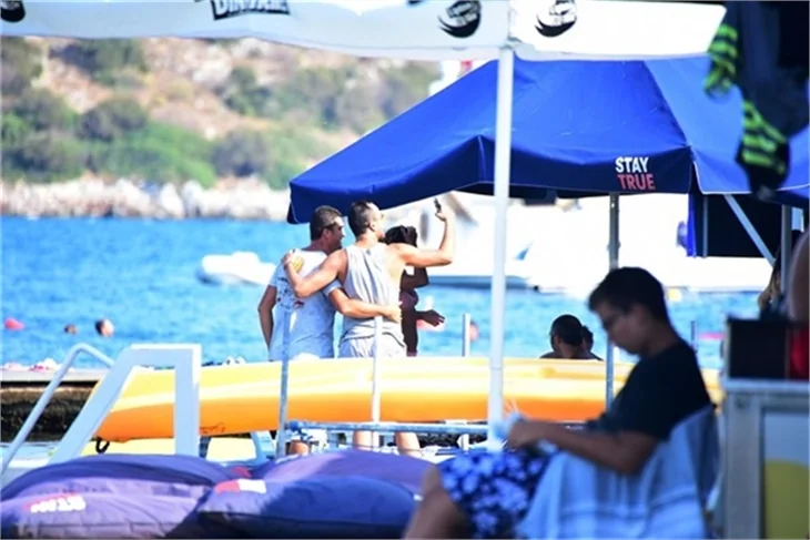 Sarp Apak ve sevgilisi tatilde!