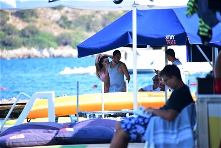 Sarp Apak ve sevgilisi tatilde!