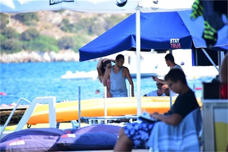 Sarp Apak ve sevgilisi tatilde!