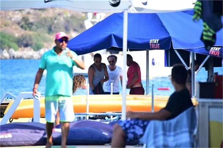 Sarp Apak ve sevgilisi tatilde!