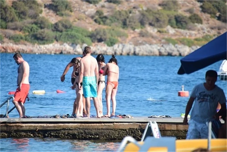 Gonca Vuslateri bikinili yakalandı!