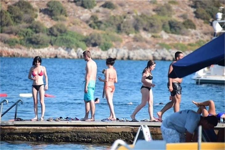 Gonca Vuslateri bikinili yakalandı!