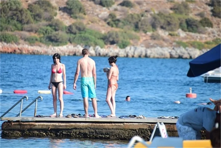 Gonca Vuslateri bikinili yakalandı!