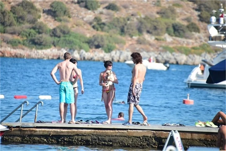Gonca Vuslateri bikinili yakalandı!
