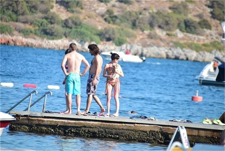 Gonca Vuslateri bikinili yakalandı!