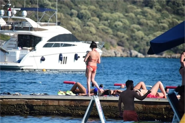 Gonca Vuslateri bikinili yakalandı!